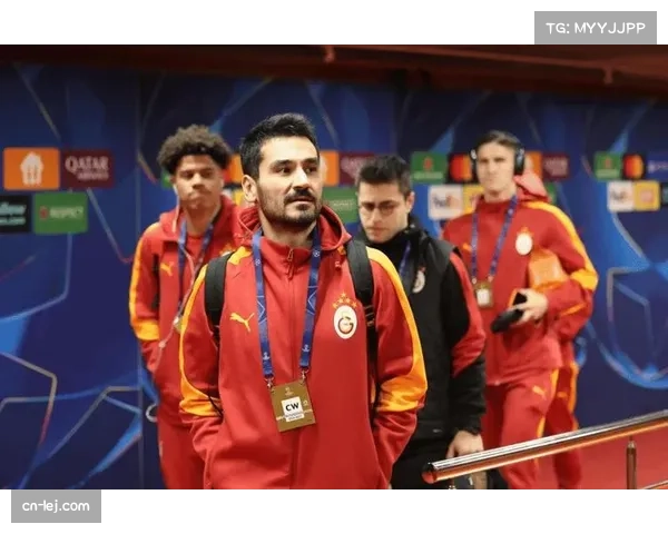 镜头捕捉：伊蒂哈德球场南看台为即将离队的京多安打出巨型TIFO